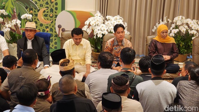 Gibran saat berkunjung ke kediaman Khofifah di Surabaya
