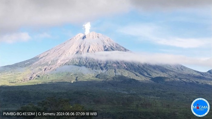 gunung semeru erupsi pukul 07:08 WIB Kamis, 06 Juni 2024
