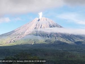 Semeru Kembali Erupsi 3 Kali Pagi Ini, Ketinggian Letusan 800 Meter