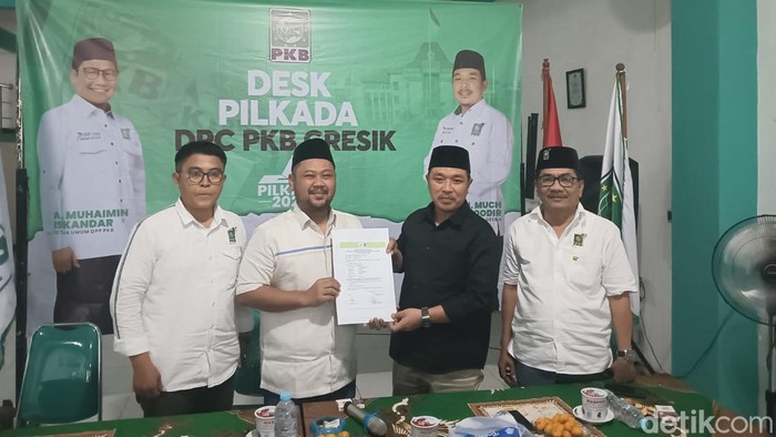 Gus Yani mengembalikan formulir pendaftaran Bacabup Gresik di Kantor PKB.