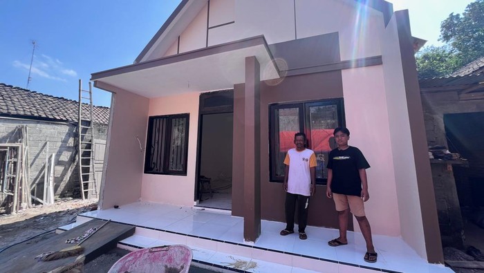 Halaman depan rumah Adit yang sedang direnovasi.
