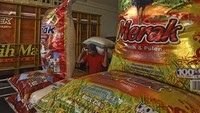 Menurut pedagang harga beras kualitas premium dan medium mengalami kenaikan Rp 1.000 perkilogram akibat masa panen berakhir hingga suplai beras mulai berkurang. 