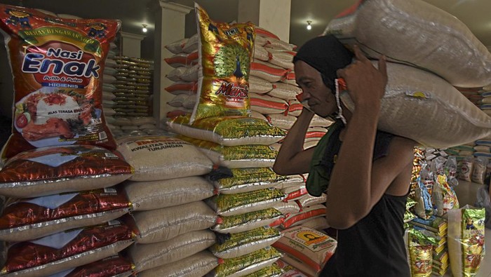 Pekerja mengangkut beras di Pasar Induk Rau Serang, Banten, Rabu (5/6/2024). Menurut pedagang harga beras kualitas premium dan medium mengalami kenaikan Rp1.000 perkilogram akibat masa panen berakhir hingga suplai beras mulai berkurang. ANTARA FOTO/Asep Fathulrahman/Spt.