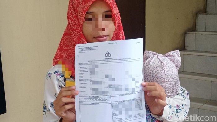 Ibu korban saat membuat laporan polisi usai anaknya dianiaya kakak kandungnya sendiri.