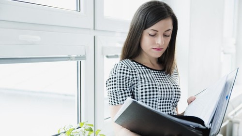 Ilustrasi rapor dan wali kelas. (Pavol Delej PHOTOGRAPHY/Freepik)