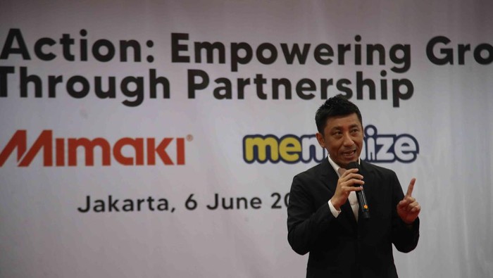 Inovasi Industri Percetakan 3D di Indonesia Barid Sholihin, selaku Sales and Marketing Manager, Mimaki Indonesia, Atsushi Nishida selaku President Director, Mimaki Indonesia Johanes Salikin, selaku Chief Executive Officer (CEO) Menimize 3D Studio menyampaikan keterangan pers di Showroom Mimaki Indonesia, Jakarta, Kamis (6/6/2024).