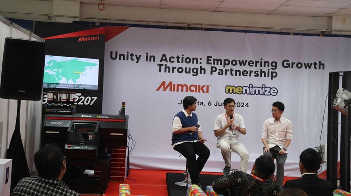 Barid Sholihin, selaku Sales and Marketing Manager, Mimaki Indonesia, Atsushi Nishida selaku President Director, Mimaki Indonesia Johanes Salikin, selaku Chief Executive Officer (CEO) Menimize 3D Studio menyampaikan keterangan pers di Showroom Mimaki Indonesia, Jakarta, Kamis (6/6/2024).