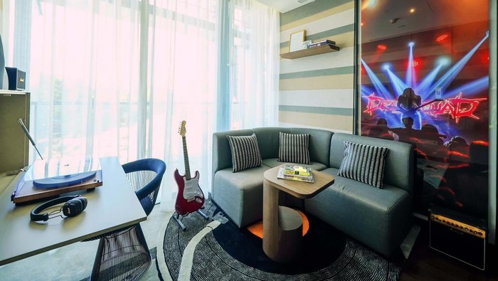 Unit 2 kamar tidur yang dirancang oleh GondoJules ini dirancang khusus bagi para profesional muda. Rumah ini bakal membuat Anda betah WFH.