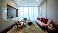Ruang tamu dan ruang makan terhubung ke balkon panjang, menambahkan nuansa keterbukaan.  