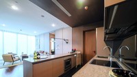 Dapur dilengkapi dengan meja pulau panjang dan penyimpanan multi tersembunyi, menjaga kepraktisan dalam desainnya.  