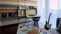 Sementara itu, kamar tidur tamu dapat disesuaikan sesuai kebutuhan penghuni. Kecintaan desainer pada musik tercermin dalam transformasi kamar tidur tamu menjadi ruang musik, lengkap dengan panel akustik untuk dinding kedap suara.  