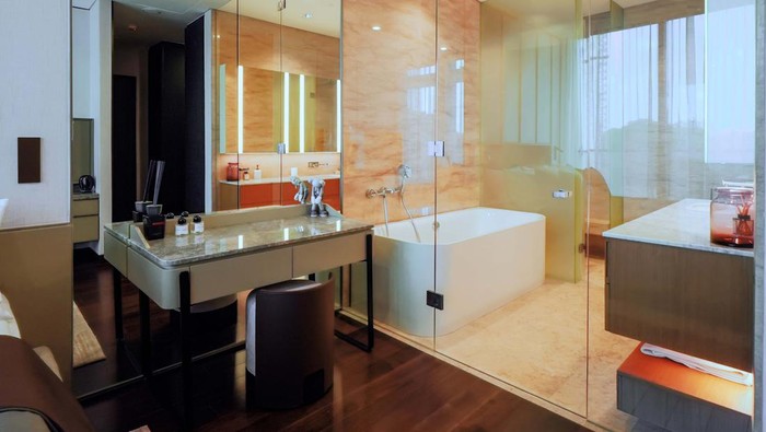 Unit 2 kamar tidur yang dirancang oleh GondoJules ini dirancang khusus bagi para profesional muda. Rumah ini bakal membuat Anda betah WFH.