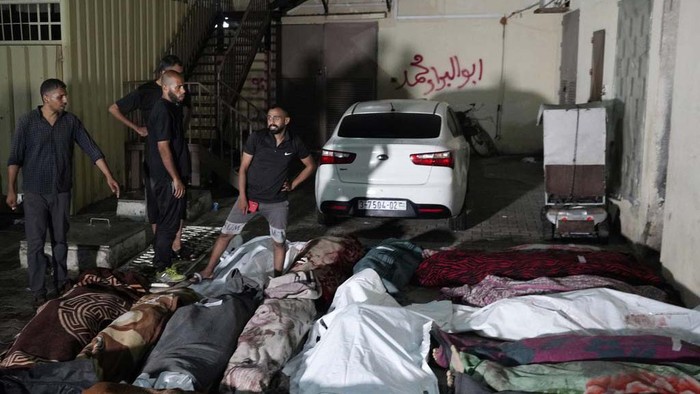 Israel Serang Sekolah UNRWA, 29 Orang Tewas Palestinians mourn their relatives killed in an Israeli bombardment of UNRWA school at Nusseirat refugee camp, in front of the morgue of al-Aqsa Martyrs hospital in Deir al-Balah, central Gaza Strip, early Thursday, June 6, 2024. (AP Photo/Abdel Kareem Hana)