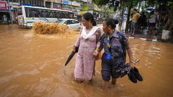 Jalanan di Guwahati India Terendam Banjir Akibat Hujan Lebat