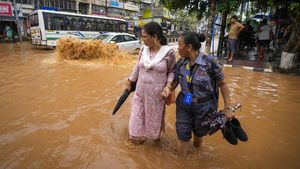 Jalanan di Guwahati India Terendam Banjir Akibat Hujan Lebat