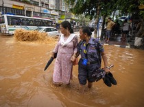 Jalanan di Guwahati India Terendam Banjir Akibat Hujan Lebat
