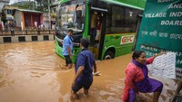 Hujan deras yang terus menerus menyebabkan genangan air yang parah, sehingga menyulitkan masyarakat untuk melewati jalan yang terendam banjir.