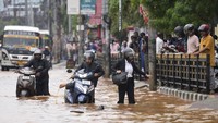 Banjir dan gelombang panas menerjang India secara bersamaan. Dilaporkan sejumlah wilayah India lainnya terdampak gelombang panas dengan suhu hampir 52,9 derajat celcius.