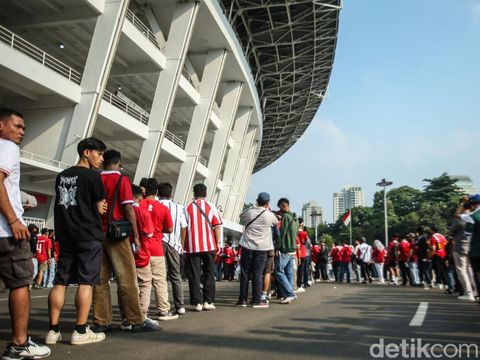 Sejumlah suporter Timnas Indonesia mulai datangi Stadion Gelora Bung Karno, Jakarta, Kamis (6/6/2024).