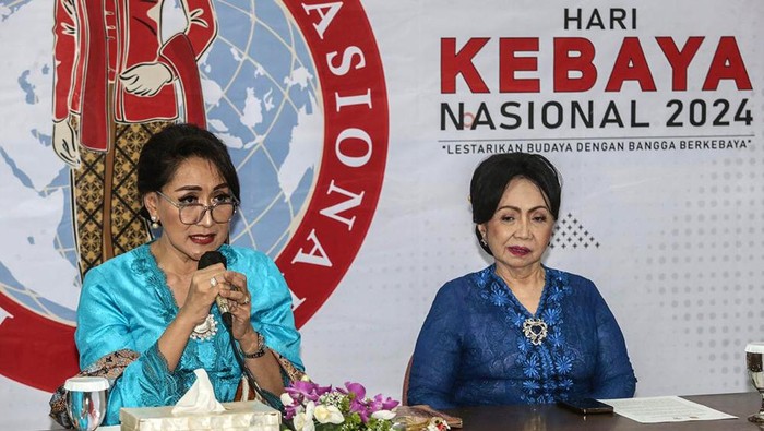 Ketua Umum Kowani Giwo Rubianto Wiyogo (tengah), Ketua Panitia Hari Kebaya Nasional (HKN) Masyitoh Chusnan (kiri), Ketua Divisi Humas HKN Nunun Daradjatun (kanan) saat memberikan keterangan pers persiapan Peringatan Hari Kebaya Nasional (HKN) di kantor Kowani, Jakarta, Kamis (6/6/24).