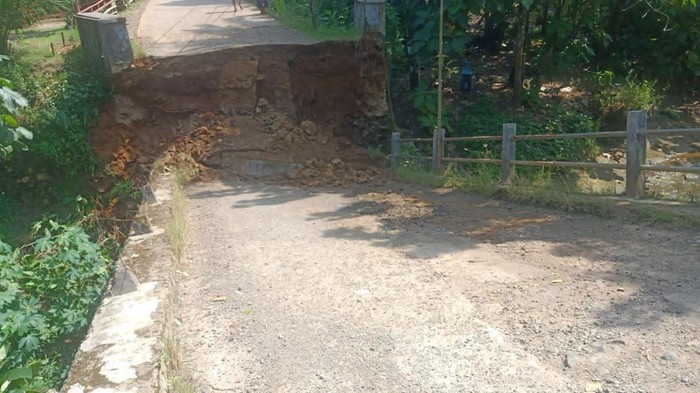Jembatan di Desa Karang Bolong, Kecamatan Cigeulis, Kabupaten Pandeglang ambruk, akibatnya warga tidak bisa melintas.