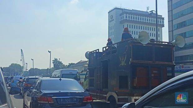 Kalangan buruh turun ke jalan untuk menyatakan penolakannya pada program Tabungan Perumahan Rakyat (Tapera) namun dampaknya sangat terasa pada kemacetan. (CNBC Indonesia/Ferry Sandi)