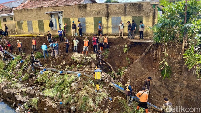 Kamis (6/6/2024) pagi terlihat sejumlah tim dari Kelurahan Maleer dan Cibangkong, Polri, TNI, Damkar, dan DSDABM bersama warga setempat bergotong royong membersihkan titik terdampak pecahnya pipa PDAM di pemukiman warga.