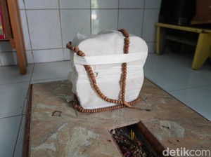 Cerita Mistis dan Tradisi di Makam Mbah Sholeh Karang Tembok Surabaya