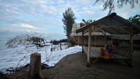 Kawasan kampung nelayan dan objek wisata itu kembali diterjang gelombang pasang dan banjir rob tiga hari terakhir.  