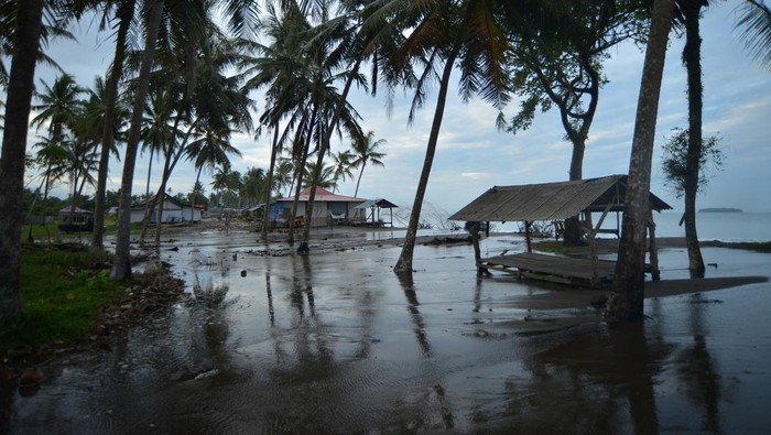 Air laut melewati pondok dan rumah di Pasia Jambak, Padang, Sumatera Barat, Kamis (6/6/2024). Kawasan kampung nelayan dan objek wisata itu kembali diterjang gelombang pasang dan banjir rob tiga hari terakhir sehingga membuat sejumlah bangunan terancam abrasi dan warga mengungsi ke tempat yang lebih aman. ANTARA FOTO/Iggoy el Fitra/wpa.