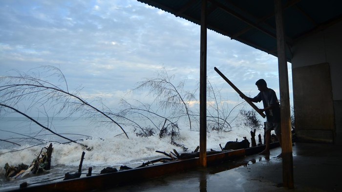 Air laut melewati pondok dan rumah di Pasia Jambak, Padang, Sumatera Barat, Kamis (6/6/2024). Kawasan kampung nelayan dan objek wisata itu kembali diterjang gelombang pasang dan banjir rob tiga hari terakhir sehingga membuat sejumlah bangunan terancam abrasi dan warga mengungsi ke tempat yang lebih aman. ANTARA FOTO/Iggoy el Fitra/wpa.