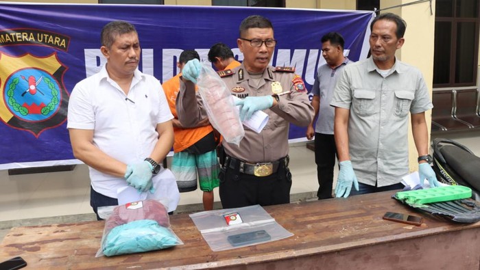 Kapolsek Dolok Masihul saat merilis kasus pembakaran rumah guru honorer itu. (Dok. Polres Sergai)
