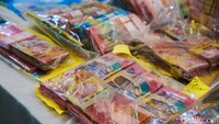 Polisi menyita barang bukti, antara lain uang Rp 2,5 miliar, 45 unit HP, 10 buku tabungan, hingga 2 unit mobil.  