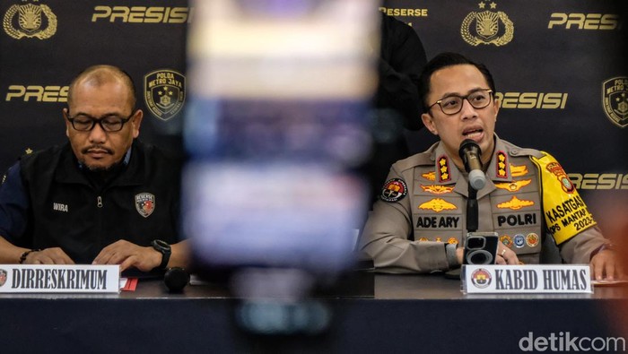 Kasus Judi Online Royal Domino Dibongkar, 23 Orang Ditangkap Polda Metro Jaya membongkar kasus judi online aplikasi Royal Domino. Sebanyak 23 orang ditangkap dalam kasus ini.