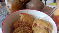 Di Kabupaten Indramayu, Jawa Barat kedondong sering diolah menjadi jajanan sejak dulu, salah satunya kedondong geprek. Siraman sambal kacang yang khas menambah sensasi kelezatan jajanan tempo dulu ini.