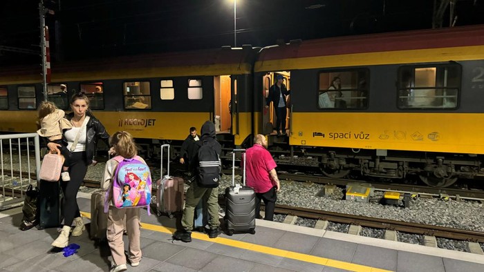 Kereta Penumpang dan Barang Tabrakan di Ceko, Puluhan Orang Terluka A view of a derailed train carriage following a collision between a passenger train and a freight train in Pardubice, Czech Republic, June 5, 2024 in this picture obtained from social media. Jiri Sejkora/via REUTERS THIS IMAGE HAS BEEN SUPPLIED BY A THIRD PARTY. MANDATORY CREDIT. NO RESALES. NO ARCHIVES.