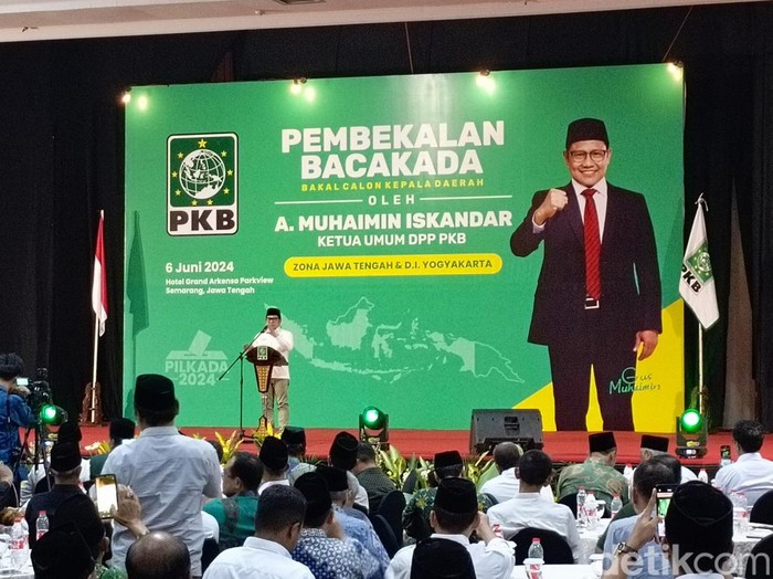 Ketua Umum PKB Muhaimin Iskandar memberi pembekalan kepada calon kepala daerah di Hotel Grand Arkenso, Kota Semarang, Kamis (6/6/2024).