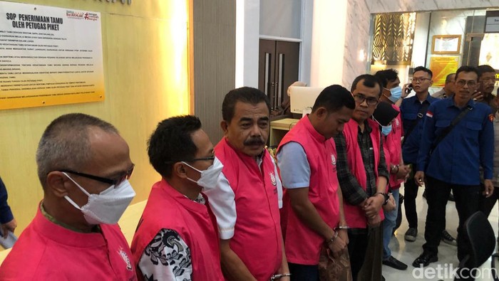 Ketujuh tersangka kasus korupsi di Dinas Pendidikan Sumbar saat hendak ditahan. (M. Afdal Afrianto/detikSumut)