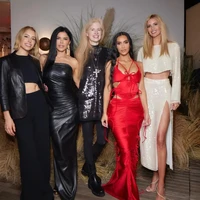 “Jadi kalian semua di sini, apakah kalian lifers yang sudah saya kenal sepanjang hidupku... kalian semua adalah ride or dies ku, saya percaya kalian semua. Setidaknya semua orang di sini tahu satu rahasia gila tentangku dan itu tidak pernah bocor,” kata Kim Kardashian. Foto: Dok. HULU, Instagram Kim Kardashian