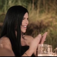 Sementara Lauren Sanchez duduk berjarak dua kursi dari Kim Kardashian. Posisi duduk Ivanka dan Lauren di ulang tahun Kim ini disebut penggemar mengandung makna hierarki pertemanan, Foto: Dok. HULU, Instagram Kim Kardashian