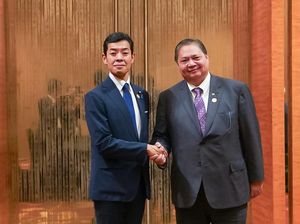 Bertemu Menlu Jepang di Singapura, Airlangga Bahas OECD-Proyek MRT