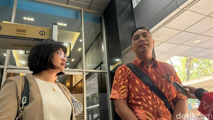 Kuasa Hukum anggota PPLN Aristo Pangaribuan usai sidang di Gedung DKPP, Jakarta Pusat, Kamis (6/6/2024). (Gisella/detikcom)