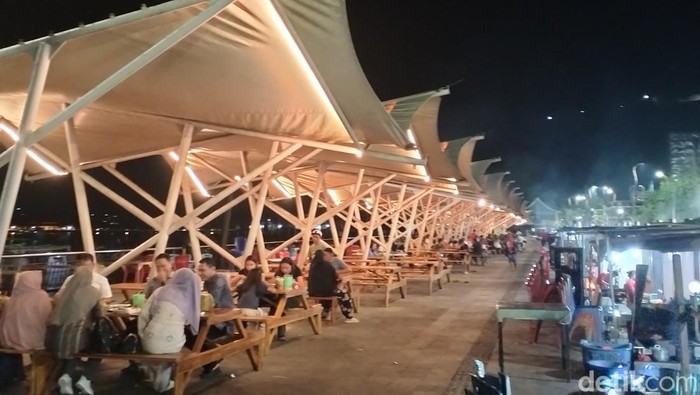 Pusat kuliner seafood Kampung Ujung, Labuan Bajo, dipotret Rabu (5/6/2024) malam.