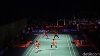Duel gim pertama berjalan ketat. Kedua pasangan saling mengejar, sehingga Goh/Nur hanya unggul 11-10 saat interval.