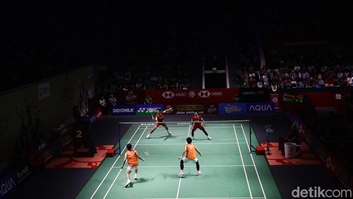 Leo/Daniel Dikalahkan Ganda Putra Malaysia Pebulutangkis ganda putra Indonesia Daniel Marthin (kiri) dan Leo Rolly Carnando (kanan) mengembalikan kok ke arah lawannya ganda putra Malaysia Goh Sze Fei dan Nur Izzuddin dalam babak 16 besar Indonesia Open 2024 di Istora Senayan, Jakarta, Kamis (6/6/2024). Leo/Daniel kalah dalam rubber gim dengan skor 21-16, 16-21, dan 12-21.