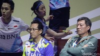 Pelatih Indonesia tampak serius mengamati jalannya pertandingan.