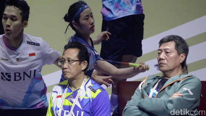 Pebulutangkis ganda putra Indonesia Daniel Marthin (kiri) dan Leo Rolly Carnando (kanan) mengembalikan kok ke arah lawannya ganda putra Malaysia Goh Sze Fei dan Nur Izzuddin dalam babak 16 besar Indonesia Open 2024 di Istora Senayan, Jakarta, Kamis (6/6/2024). Leo/Daniel kalah dalam rubber gim dengan skor 21-16, 16-21, dan 12-21.