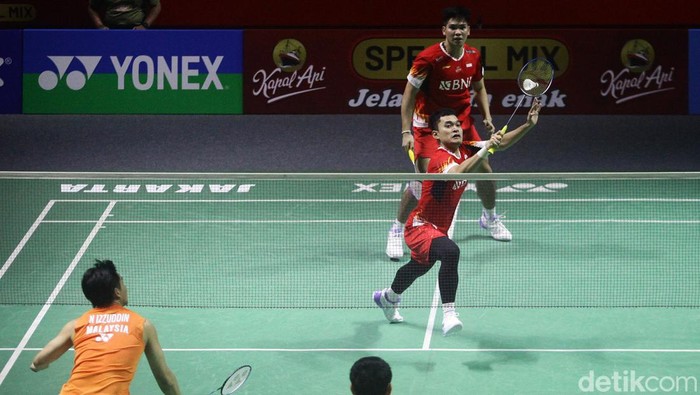 Pebulutangkis ganda putra Indonesia Daniel Marthin (kiri) dan Leo Rolly Carnando (kanan) mengembalikan kok ke arah lawannya ganda putra Malaysia Goh Sze Fei dan Nur Izzuddin dalam babak 16 besar Indonesia Open 2024 di Istora Senayan, Jakarta, Kamis (6/6/2024). Leo/Daniel kalah dalam rubber gim dengan skor 21-16, 16-21, dan 12-21.