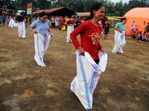 Lomba Balap Karung untuk Kembalikan Senyum Pengungsi Gunung Ibu