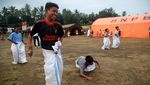 Lomba Balap Karung untuk Kembalikan Senyum Pengungsi Gunung Ibu